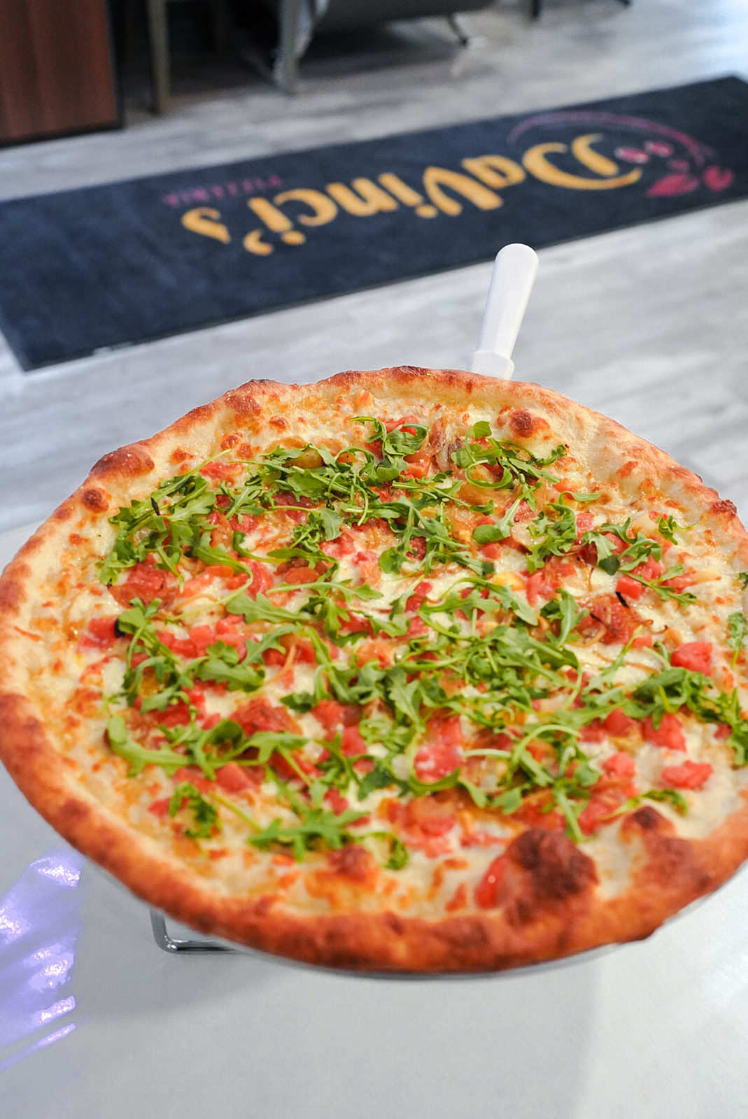 Pizza with arugula and tomato